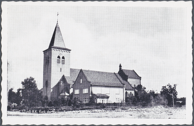130667 Gezicht op de R.K. Heilige Familiekerk (St. Willibrordusstraat 19) te Soest (Zuid).